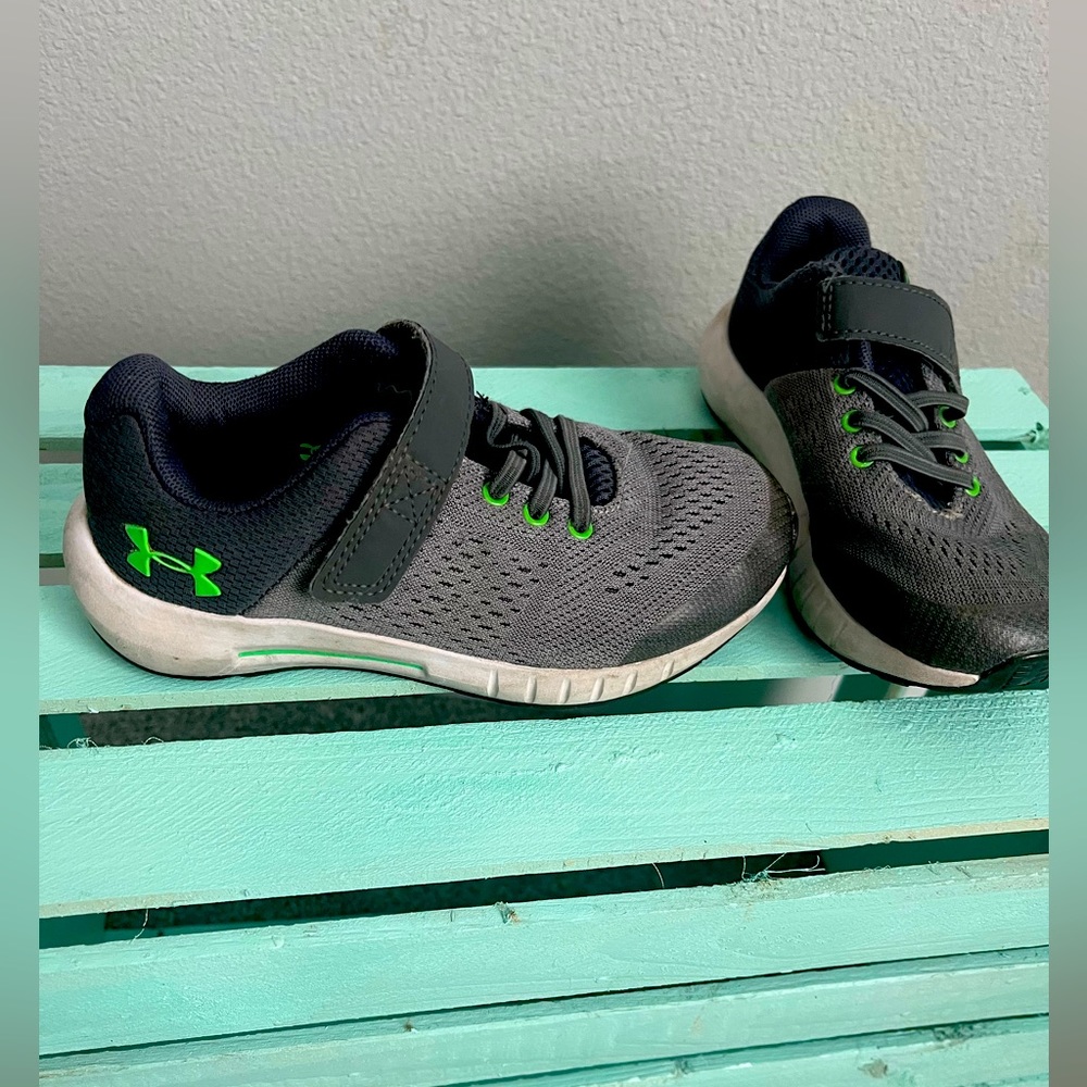 Boys size 12k Under Armour velcro shoes.